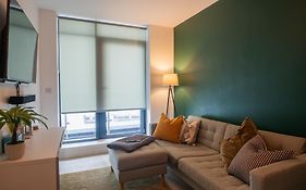 Modern And Spacious Apartment In Salford Quays