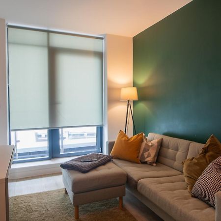 Modern And Spacious Apartment In Salford Quays Manchester Exterior photo