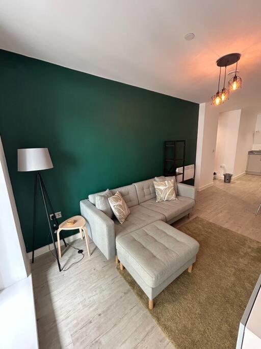 Modern And Spacious Apartment In Salford Quays Manchester Exterior photo