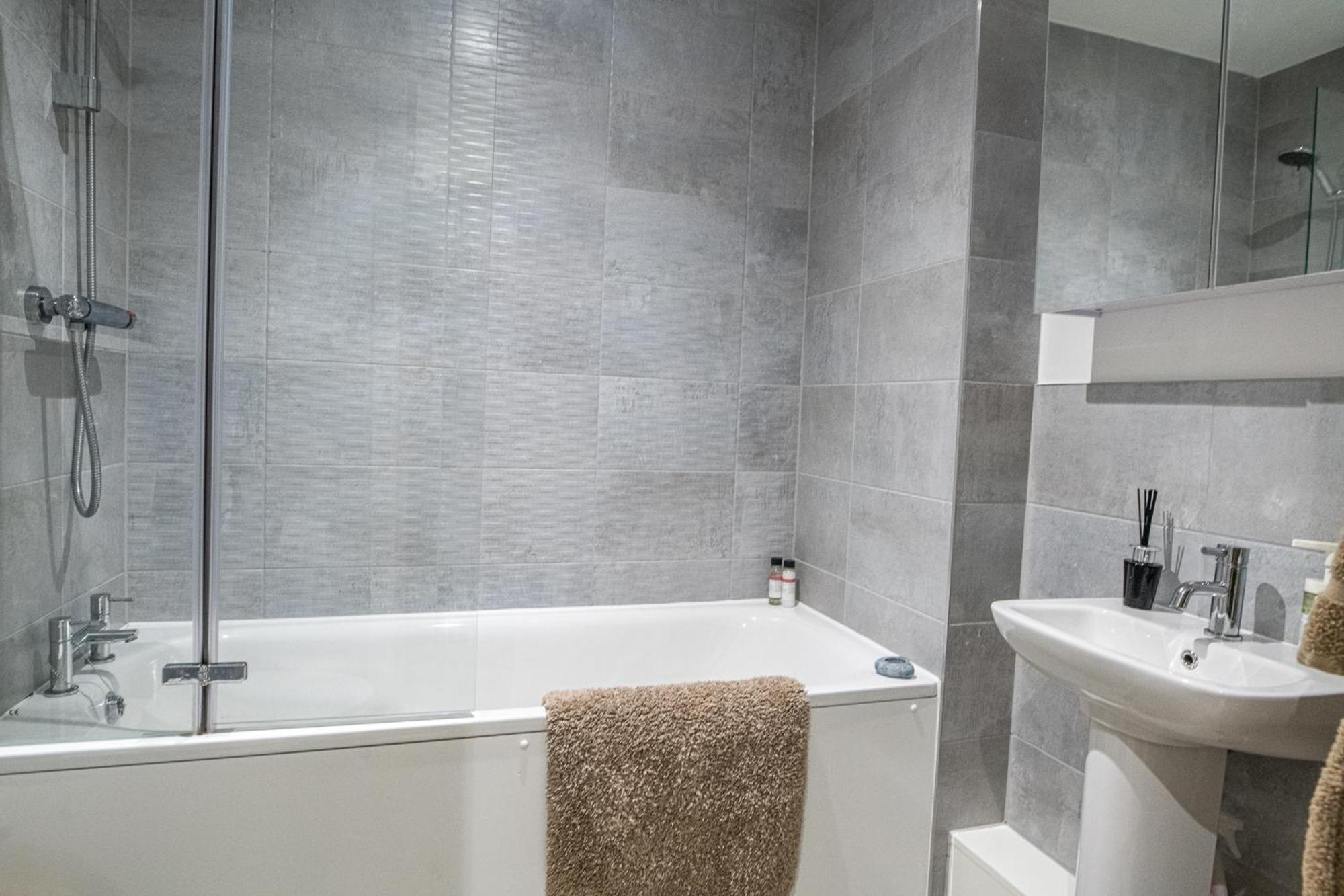 Modern And Spacious Apartment In Salford Quays Manchester Exterior photo