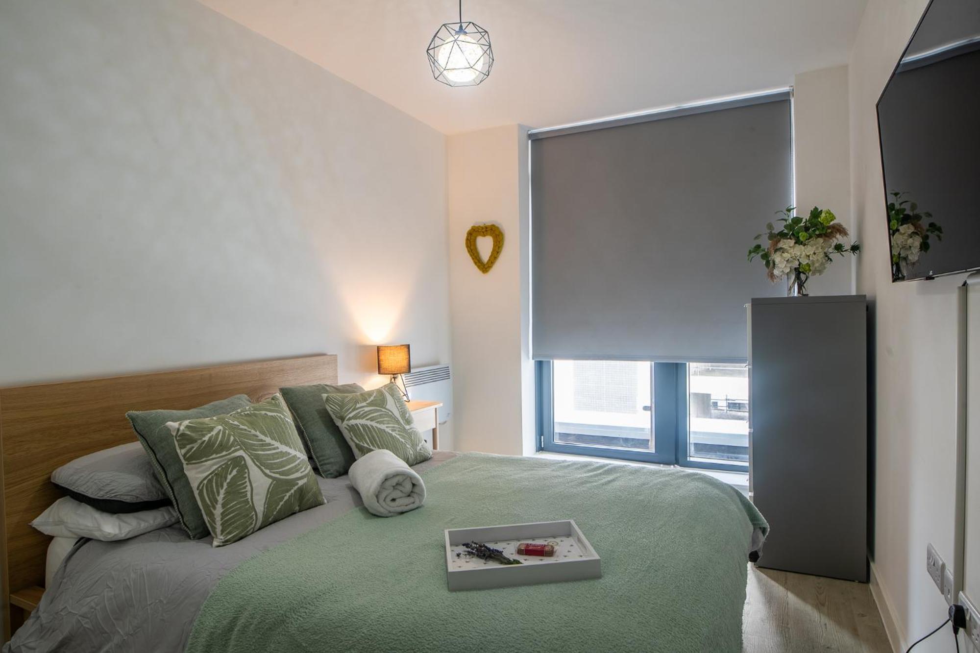 Modern And Spacious Apartment In Salford Quays Manchester Exterior photo