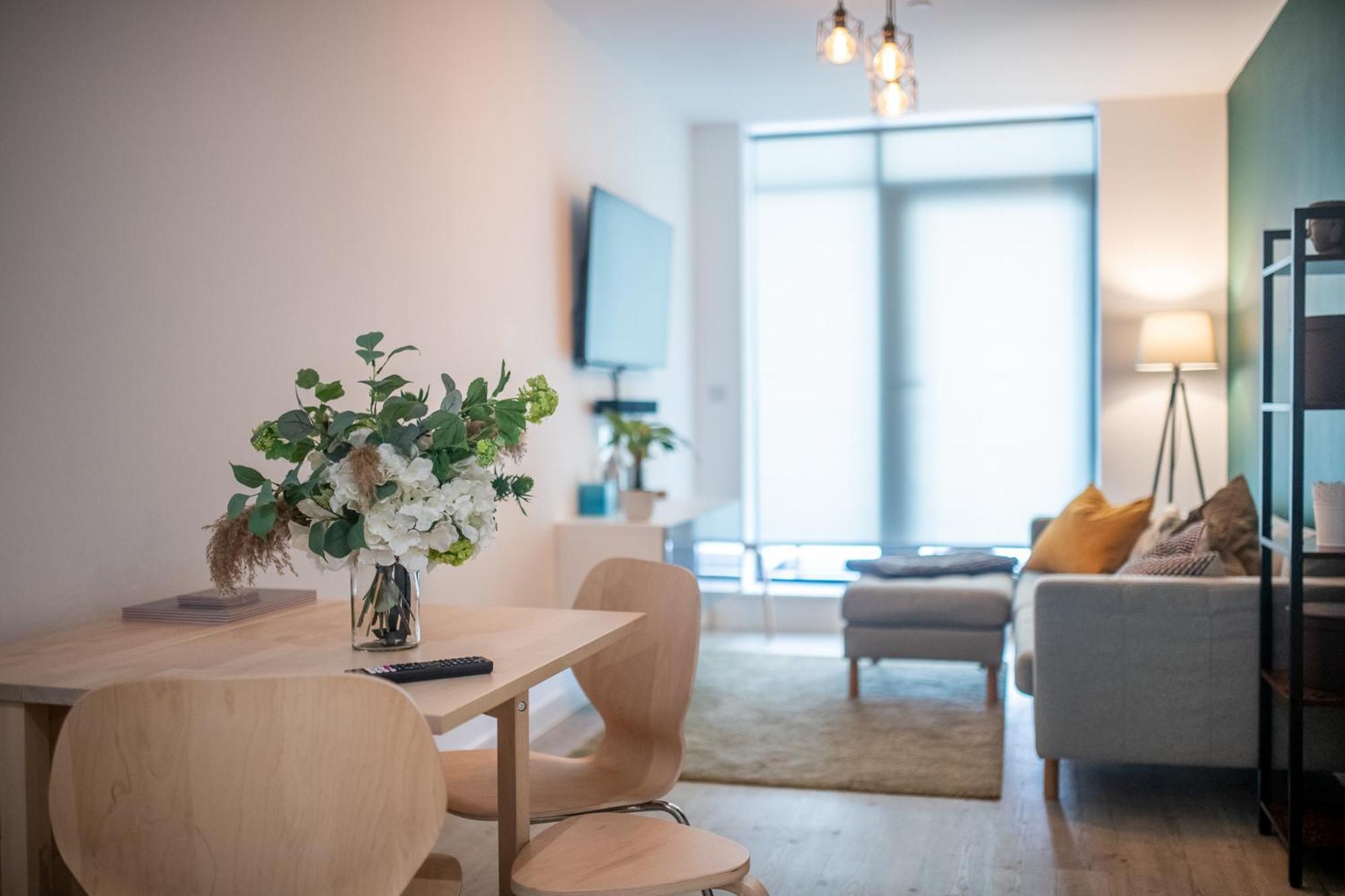 Modern And Spacious Apartment In Salford Quays Manchester Exterior photo