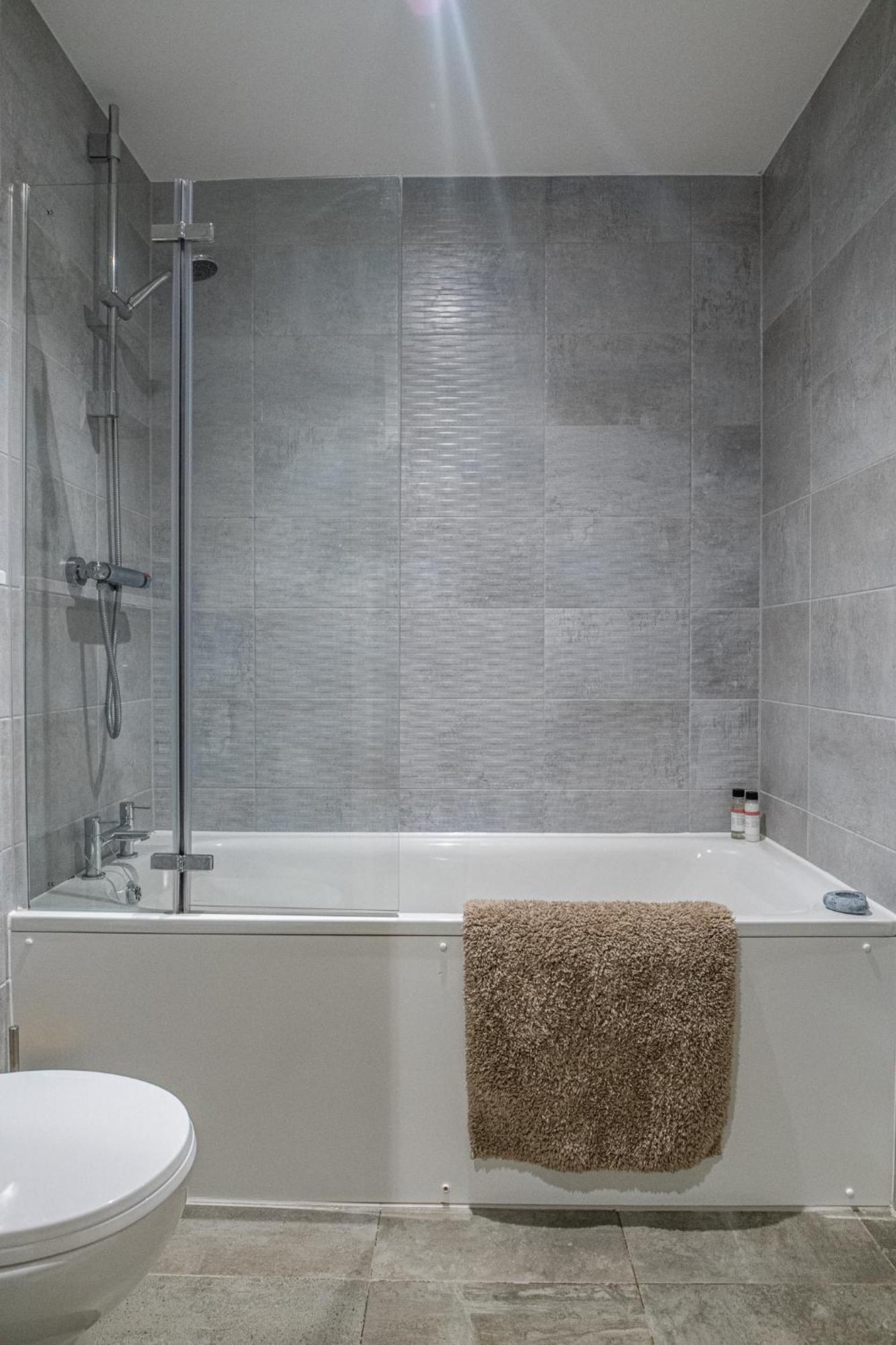 Modern And Spacious Apartment In Salford Quays Manchester Exterior photo
